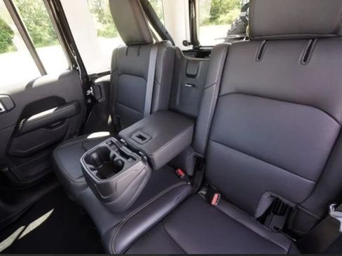 Used 2025 Jeep Wrangler Unlimited Sahara AWD/4WD image 24