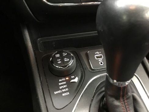 Used 2022 Jeep Cherokee Trailhawk w/ Sun, Sound & Nav Group AWD/4WD image 24