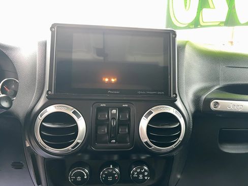 Used 2017 Jeep Wrangler Unlimited Sahara w/ Connectivity Group image 16