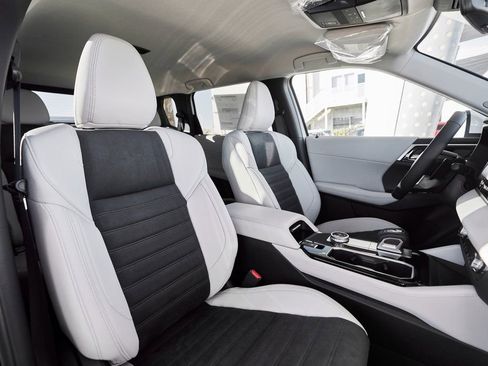 Used 2025 Mitsubishi Outlander SE image 27