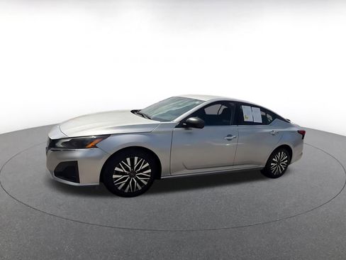 Used 2024 Nissan Altima 2.5 SV FWD image 8