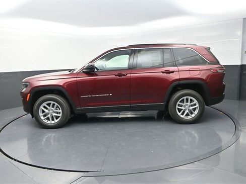 New 2025 Jeep Grand Cherokee Laredo image 4