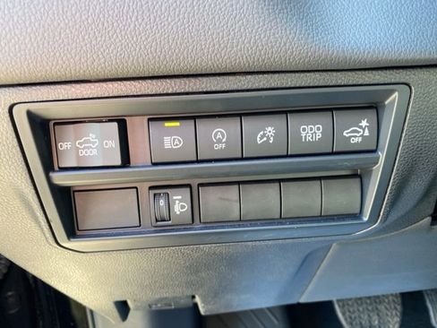 Used 2025 Toyota Tundra Limited AWD/4WD image 19