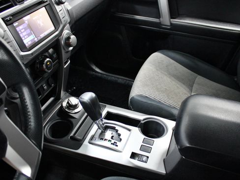 Used 2015 Toyota 4Runner SR5 AWD/4WD image 18