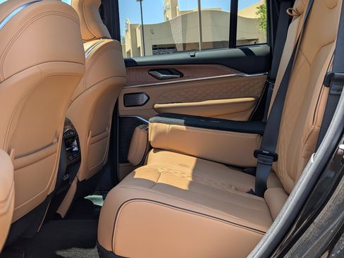 Used 2025 Jeep Grand Cherokee Summit AWD/4WD image 25