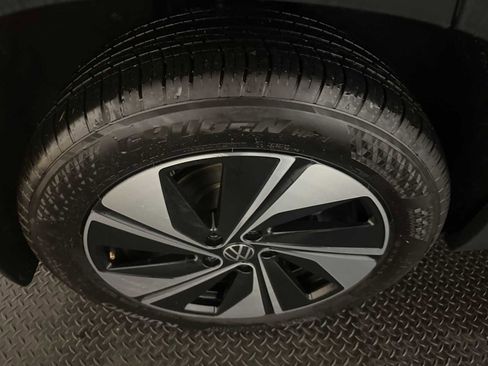 Certified 2025 Volkswagen Taos SE w/ Panoramic Sunroof Package image 13