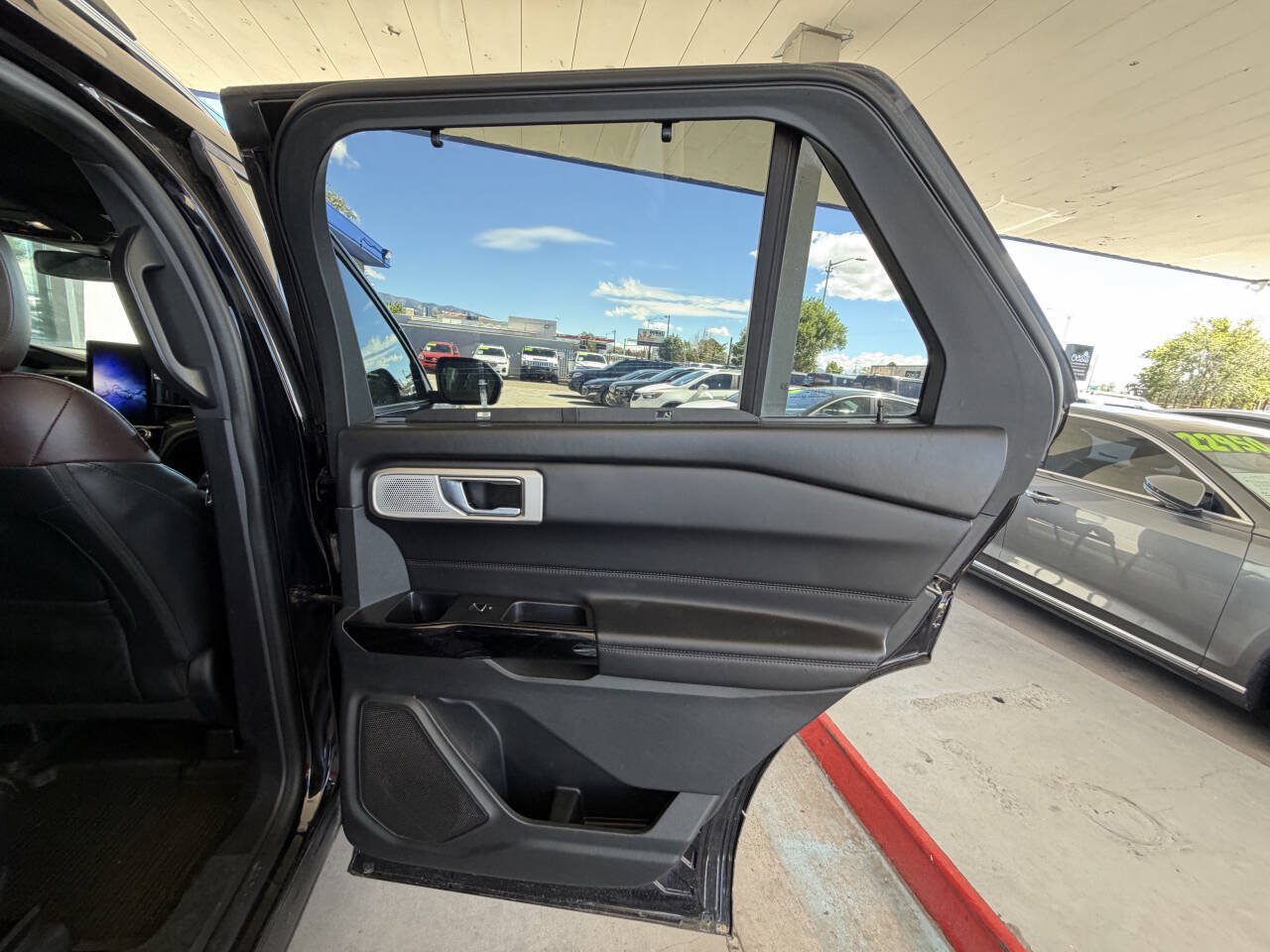 Used 2022 Ford Explorer Platinum w/ Premium Technology Package AWD/4WD image 16