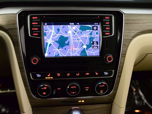 Used 2017 Volkswagen Passat 1.8T SEL Premium image 33