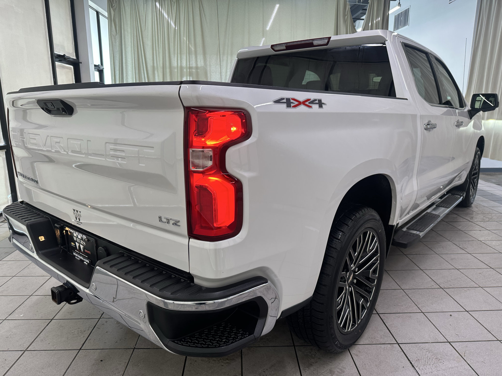 Used 2024 Chevrolet Silverado 1500 LTZ AWD/4WD image 5