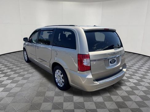 Used 2014 Chrysler Town & Country Touring FWD image 7