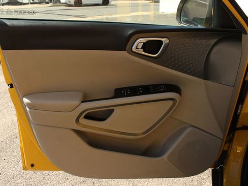 Used 2020 Kia Soul S FWD image 11