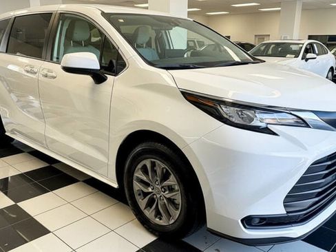 Used 2022 Toyota Sienna LE image 1