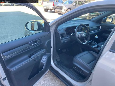 Used 2025 GMC Terrain Elevation w/ Elevation Premium Package AWD/4WD image 17