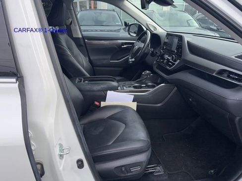 Used 2022 Toyota Highlander Limited image 3