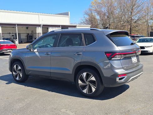 Used 2025 Volkswagen Taos SE image 5