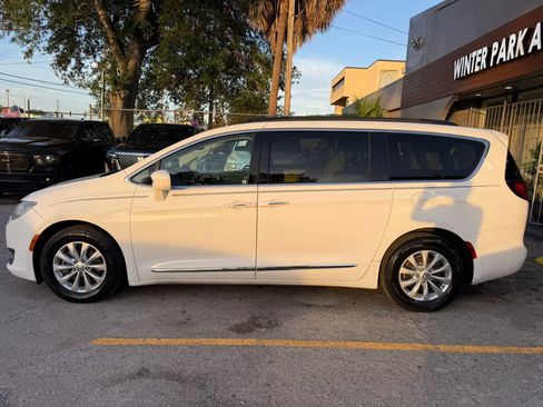Used 2017 Chrysler Pacifica Touring-L FWD image 5