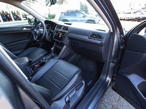 Used 2021 Volkswagen Tiguan SE w/ Panoramic Sunroof Package image 28