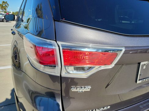 Used 2014 Toyota Highlander Limited image 10