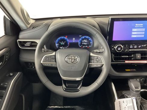 New 2026 Toyota Highlander Platinum image 11