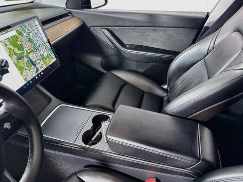 Used 2021 Tesla Model Y Long Range image 23