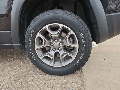 Used 2021 Jeep Cherokee Trailhawk image 21