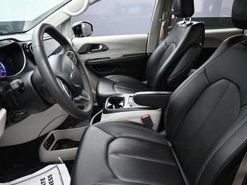 Certified 2024 Chrysler Pacifica Select image 11