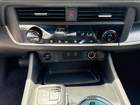 Used 2024 Nissan Rogue SV FWD image 26
