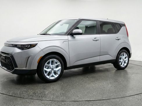 Used 2025 Kia Soul LX w/ LX Technology Package image 3