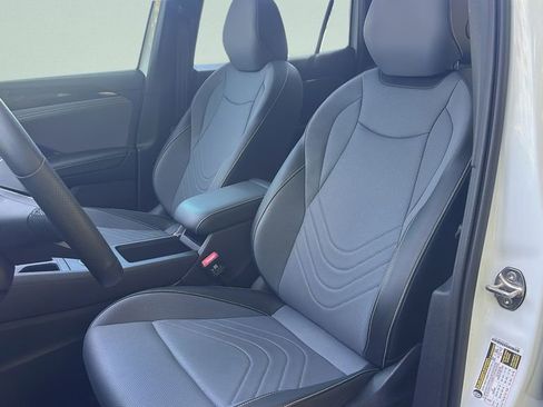Used 2025 Volkswagen Tiguan SE R-Line image 25
