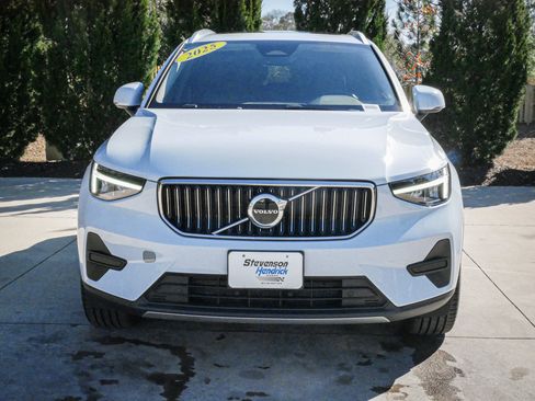 Used 2025 Volvo XC40 B5 Core image 3