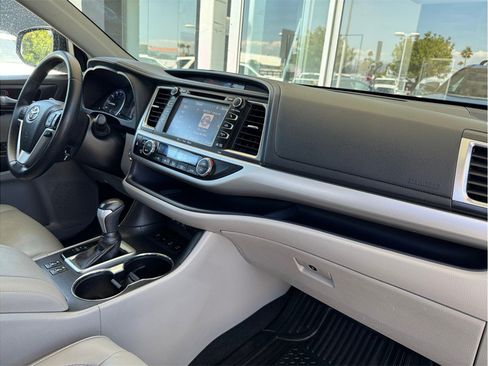 Used 2019 Toyota Highlander XLE AWD/4WD image 23