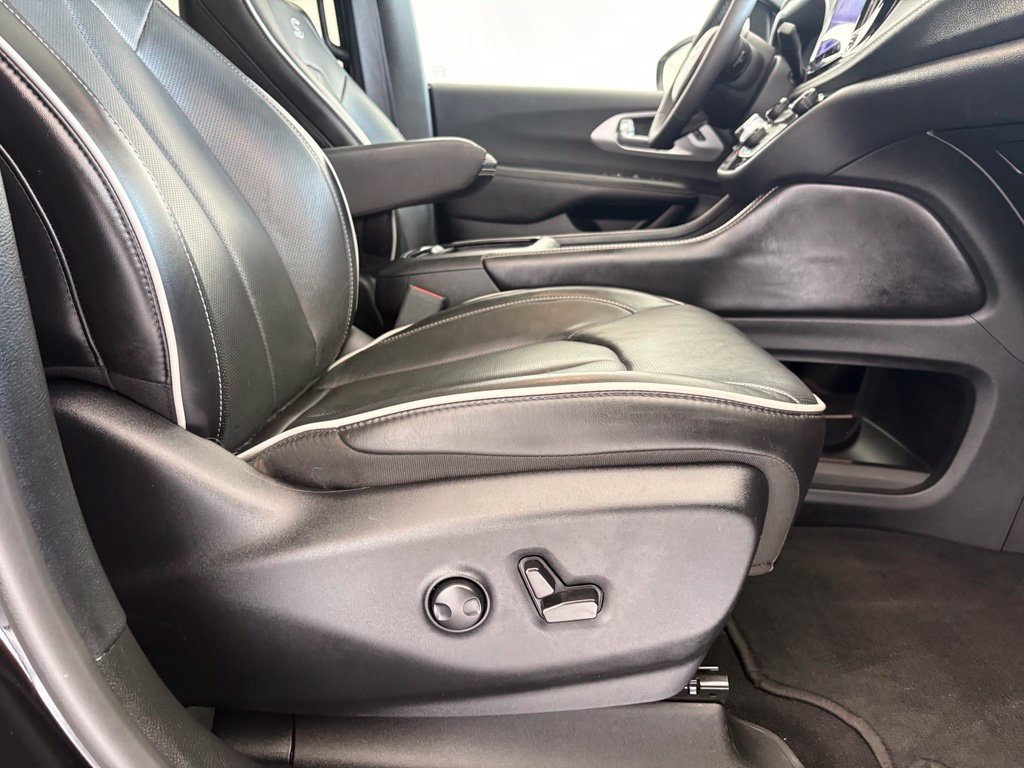 Used 2025 Chrysler Pacifica Limited FWD image 43