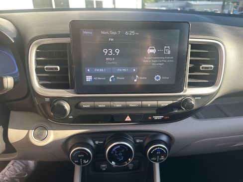 Used 2025 Hyundai Venue SEL FWD image 15