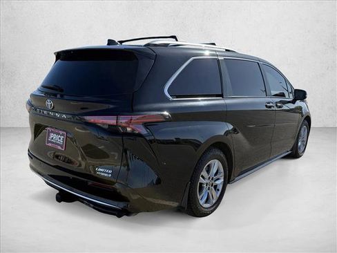 Used 2022 Toyota Sienna Limited image 5