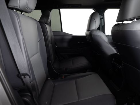Used 2025 Lexus GX 550 w/ Accessory Package (2T) AWD/4WD image 22