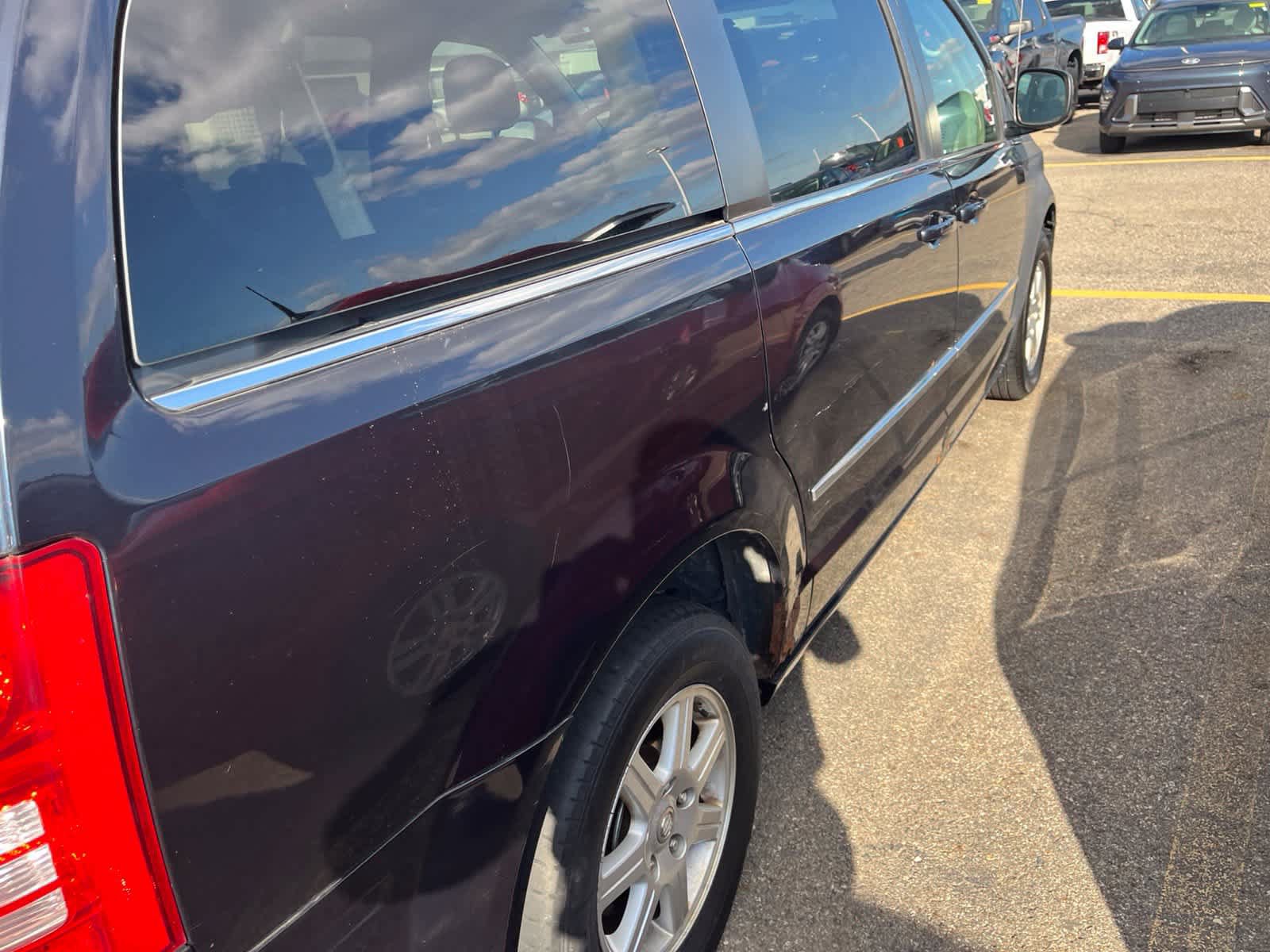 Used 2010 Chrysler Town & Country Touring w/ Entertainment Group #2 FWD image 15
