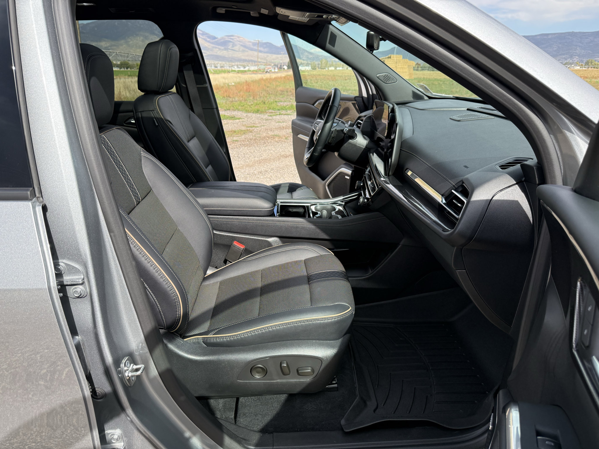 Used 2025 Chevrolet Traverse High Country AWD/4WD image 38