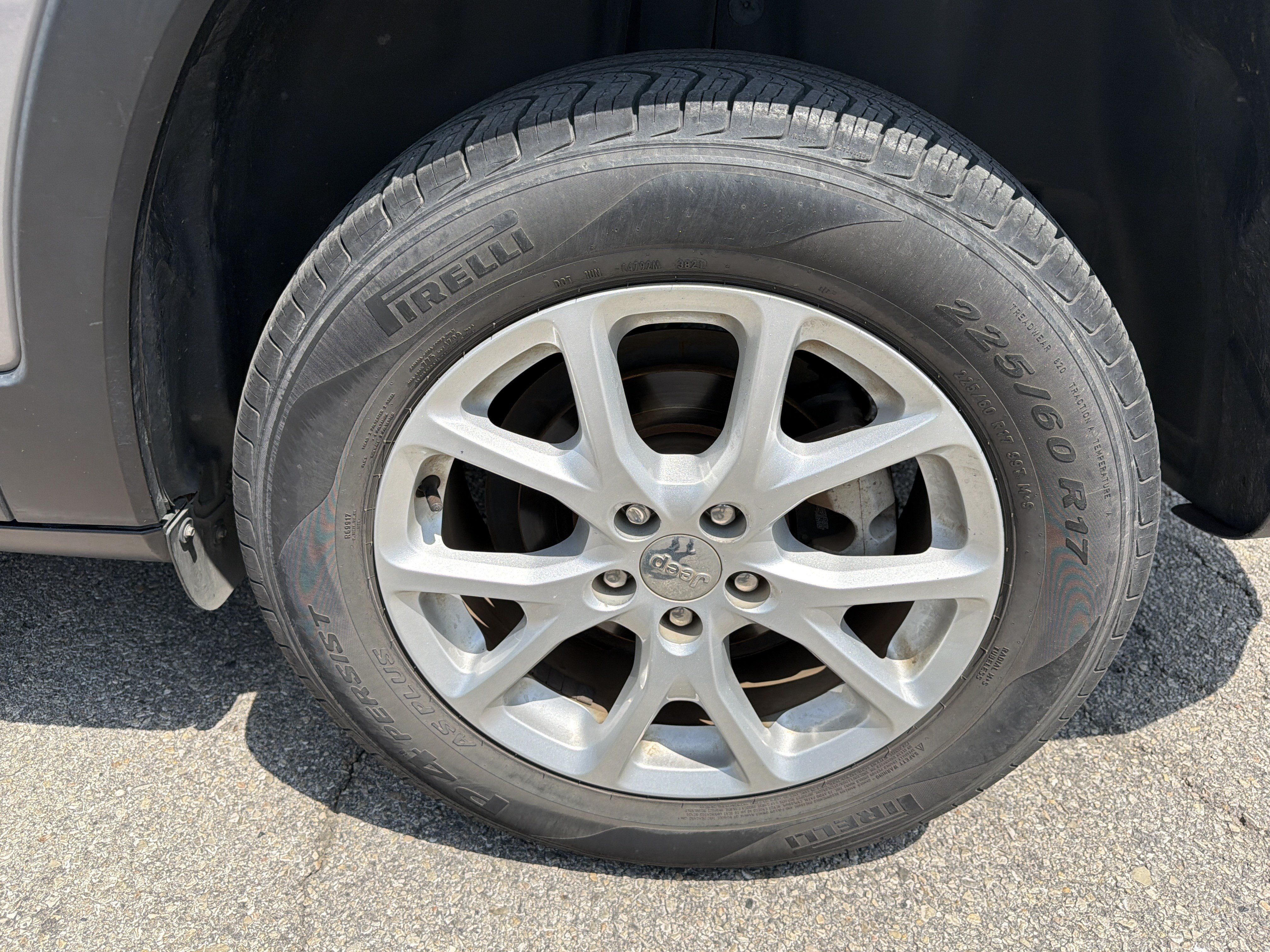 Used 2018 Jeep Cherokee Latitude FWD image 9