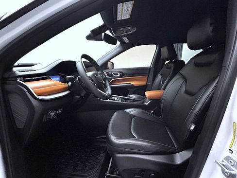 Used 2025 Jeep Compass Limited image 10