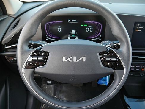 Used 2024 Kia Niro LX image 17