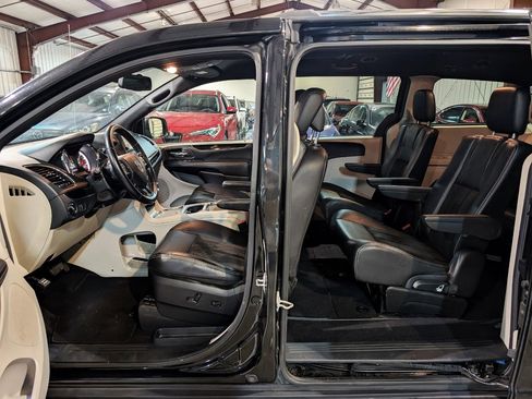 Used 2019 Dodge Grand Caravan SXT image 18