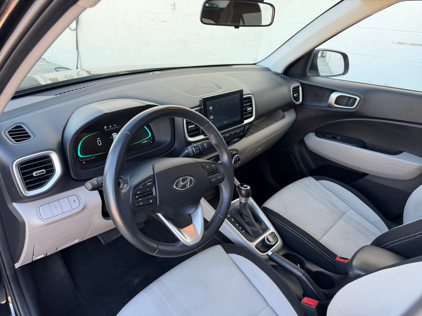 Used 2025 Hyundai Venue SEL FWD image 12