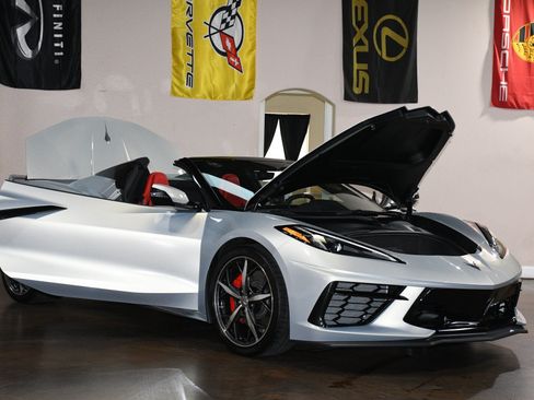 Used 2022 Chevrolet Corvette Stingray Convertible w/ Z51 Performance Package RWD image 89