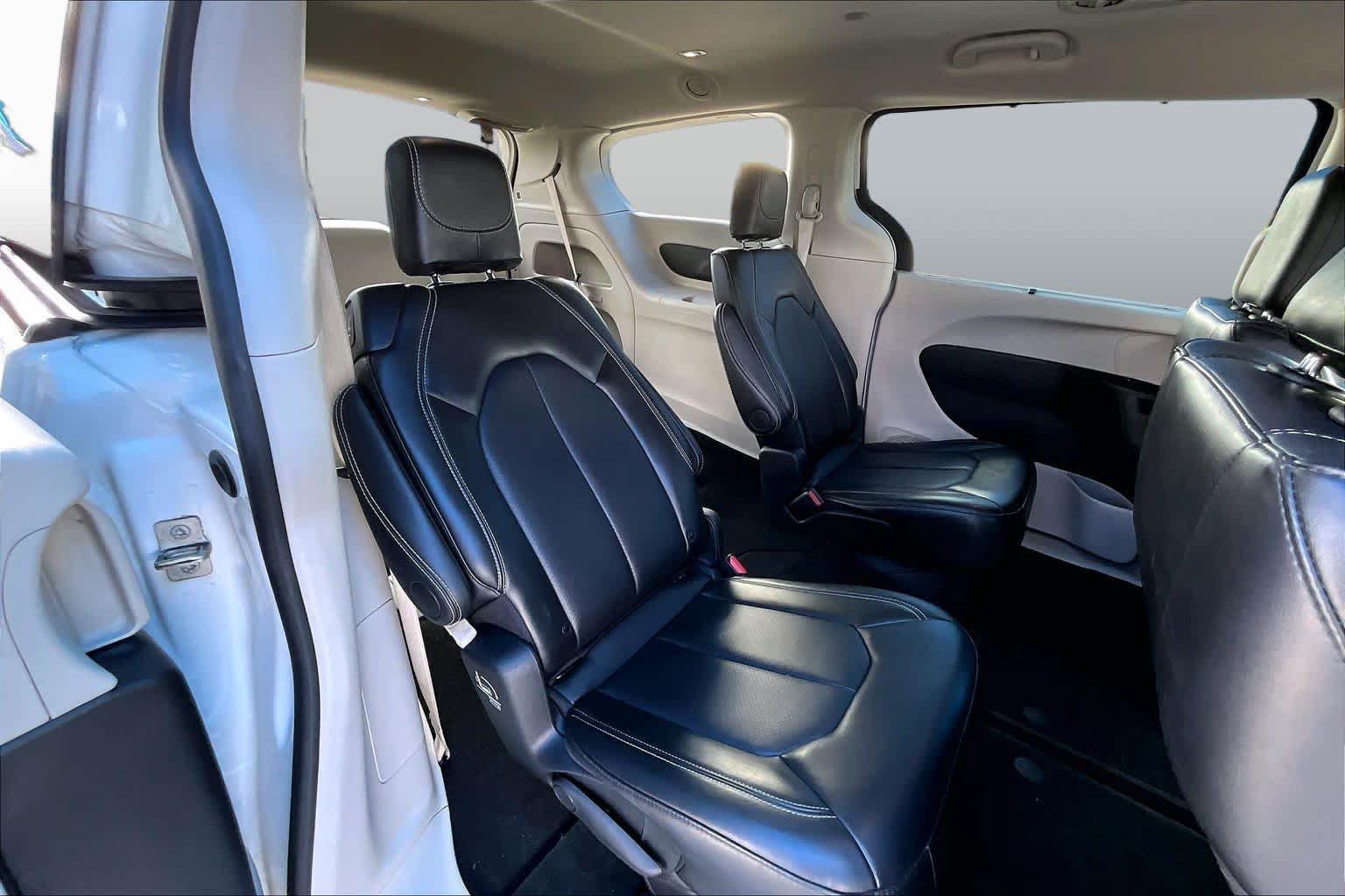 Used 2024 Chrysler Pacifica Touring-L FWD image 19