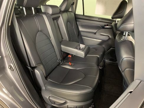 Used 2024 Toyota Highlander XLE AWD/4WD image 39