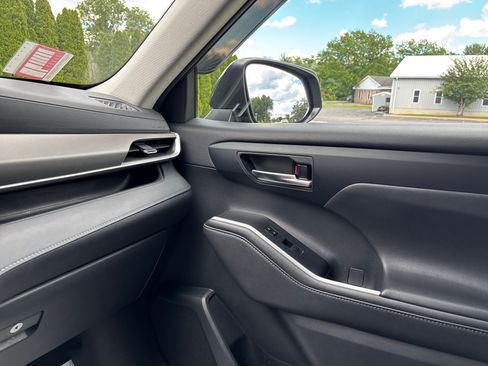Used 2020 Toyota Highlander XLE AWD/4WD image 24