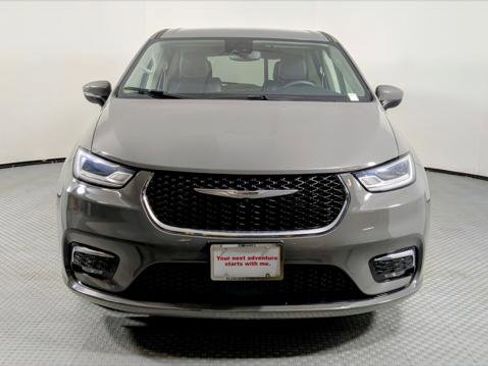 Used 2023 Chrysler Pacifica Touring-L FWD image 11