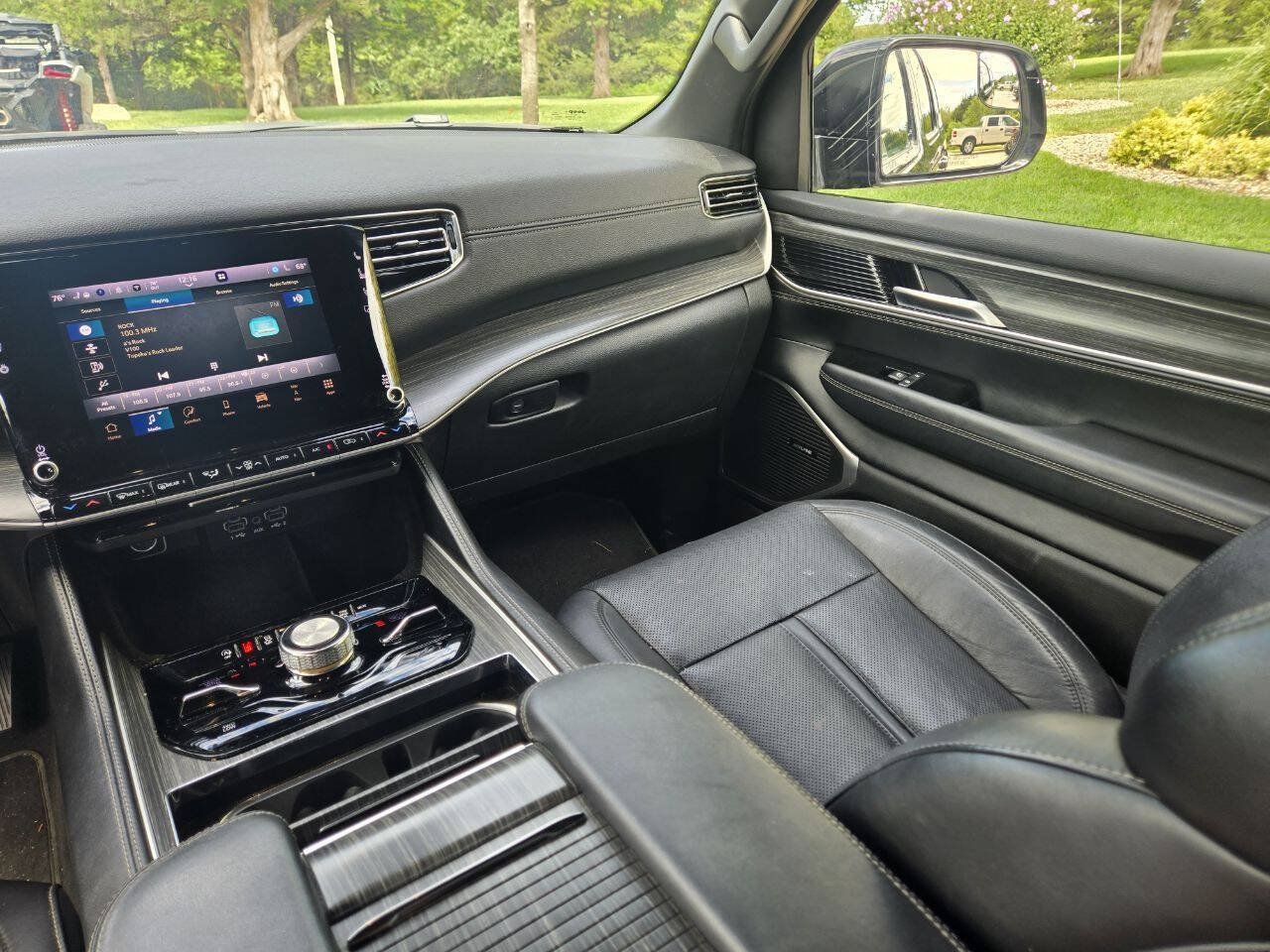 Used 2024 Jeep Wagoneer L Series III w/ Flexible Seating Group AWD/4WD image 15
