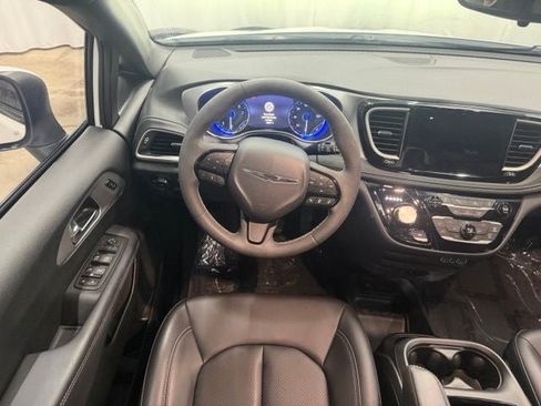 Used 2023 Chrysler Pacifica Touring-L w/ S Appearance Package FWD image 13