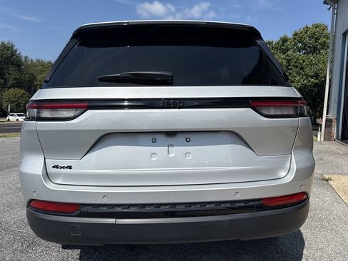 Used 2024 Jeep Grand Cherokee Altitude image 6